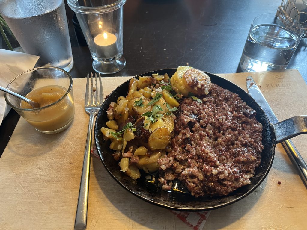Grützwurst mit Apfelmus